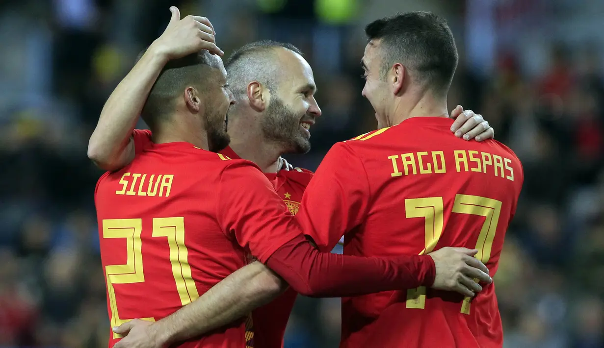 Para pemain Spanyol merayakan gol yang dicetak David Silva ke gawang Kosta Rika pada laga persahabatan di Stadion La Rosaleda, Sabtu (11/11/2017). Spanyol menang 5-0 atas Kosta Rika. (AP/Miguel Morenatti)