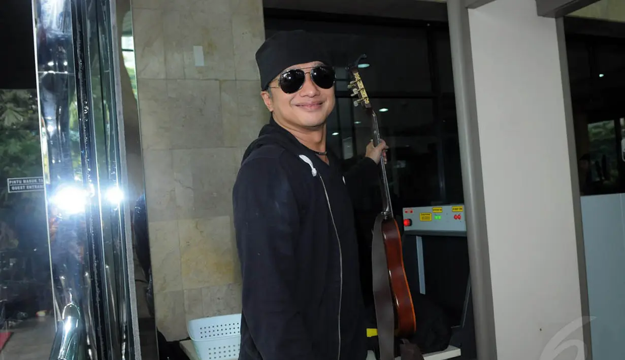 Dengan mengenakan baju bewarna hitam dan membawa gitar Dik Doank tiba di gedung KPK sekitar pukul 13.15 WIB. Jumat (25/7/14) (Liputan6.com/Faisal R Syam)