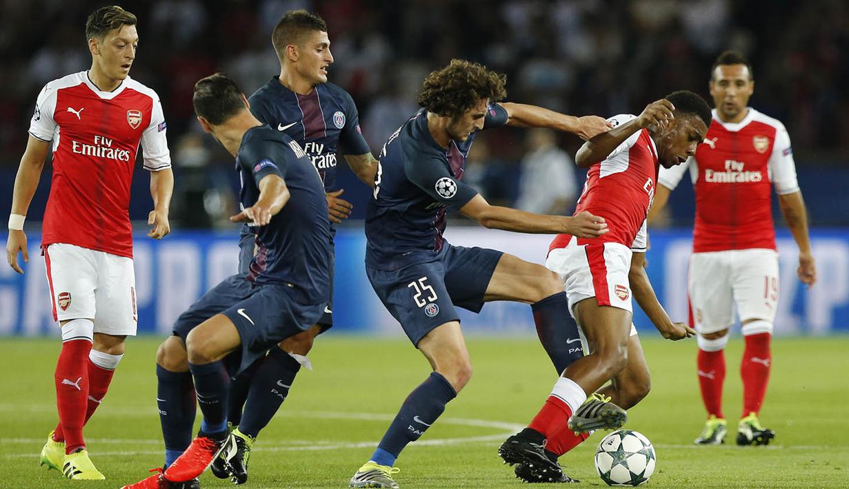Penyerang Arsenal, Alex Iwobi, berebut bola dengan gelandang PSG, Adrien Rabiot. Tertinggal 0-1 membuat The Gunners langsung berupaya membalikan keadaan. (Reuters/Benoit Tessier)