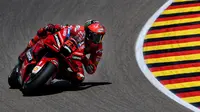 Francesco Bagnaia sebagai pemegang pole position mampu kembali merebut posisi terdepan dari Quartararo di lap kedua meski mampu direbut kembali Quartararo sedetik kemudian. (AFP/Ronny Hartmann)