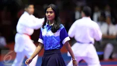 Lita Dwi KWP berjalan usai mengantar karateka kelas Kumite Individu Putra +84 kg senior PON XIX Jabar yang akan berlaga di Sabuga, Bandung, Minggu (18/9). Lita Dwi KWP merupakan bagian dari petugas pelaksana PON XIX. (Liputan6.com/Helmi Fithriansyah)