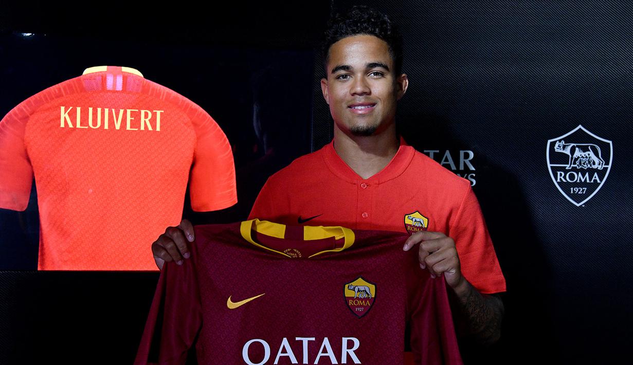 Pemain baru AS Roma, Justin Kluivert, saat diperkenalkan ke publik di Trigoria, Roma, Jumat (22/6/2018). Dirinya didatangkan dengan harga 17,25 juta euro dari Ajax Amsterdam. (Laman Resmi AS Roma)