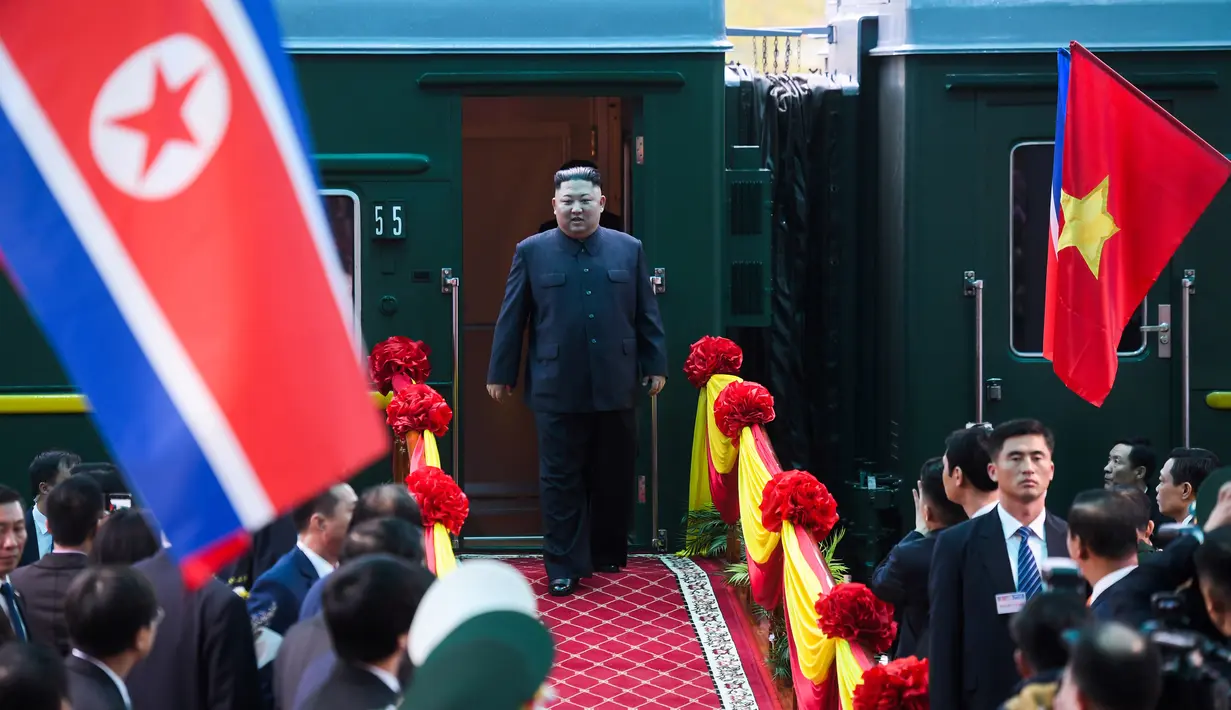 Pemimpin Korea Utara (Korut) Kim Jong-un tiba di Stasiun Dong Dang di Lang Son, Vietnam, Selasa (26/2). Kim Jong-un menjejakkan kakinya di Vietnam untuk menghadiri pertemuan dengan Presiden Amerika Serikat, Donald Trump. (Photo by - / AFP)