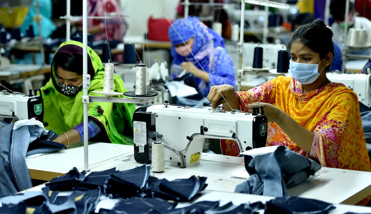 Aktivitas pekerja di pabrik garmen di Dhaka, Bangladesh (12/8/2020). Pendapatan ekspor Bangladesh pada Juli tercatat lebih dari 44 persen lebih tinggi dibandingkan Juni, yang berarti sektor ekspor di negara itu kembali berangsur normal setelah menderita dampak serius akibat pandemi COVID-19.(Xinhua)