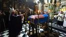 Para pendeta Katolik memimpin upacara perpisahan untuk warga negara Amerika Serikat (AS) Daniel W. Swift di Lviv, Ukraina, 31 Januari 2023. Seorang mantan Navy SEAL AS yang disersi pada 2019 tewas pekan lalu di Ukraina dalam pertempuran dengan tentara Rusia. (AP Photo/Mateusz Nowak)