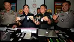 Petugas Direktorat Narkoba Polri menunjukan barang bukti hasil dari penangkapan Reza Alexander Prawiro, Jakarta, Senin (3/8/2015). Mantan kekasih artis Luna Maya itu ditangkap saat pesta shabu dan ganja di sebuah hotel. (Liputan6.com/Yoppy Renato)