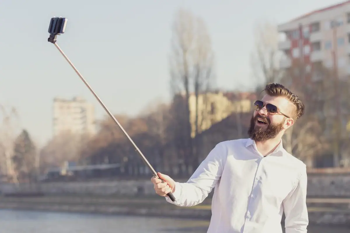 8 Hal yang Bisa Kamu Lakukan dengan 'Tongsis' Selain 'Selfie'
