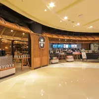 Melihat gerai yang baru direnovasi dari Starbucks Reserve Grand Indonesia yang memanjakan lima panca indera (Starbucks Indonesia)