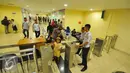 Para penumpang mengantre untuk memasuki gedung terminal terpadu Pulo Gebang, Jakarta, Selasa (27/12). Rencananya, terminal ini akan diresmikan pada 28 Desember nanti. (Liputan6.com/Angga Yuniar)