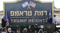 PM Israel Benjamin Netanyahu (kedua dari kanan) dan Dubes AS untuk Israel David Friedman (kiri) bertepuk tangan saat peresmian nama "Trump Heights" (Dataran Tinggi Trump) untuk sebuah permukiman di dataran tinggi Golan Heights (AFP)