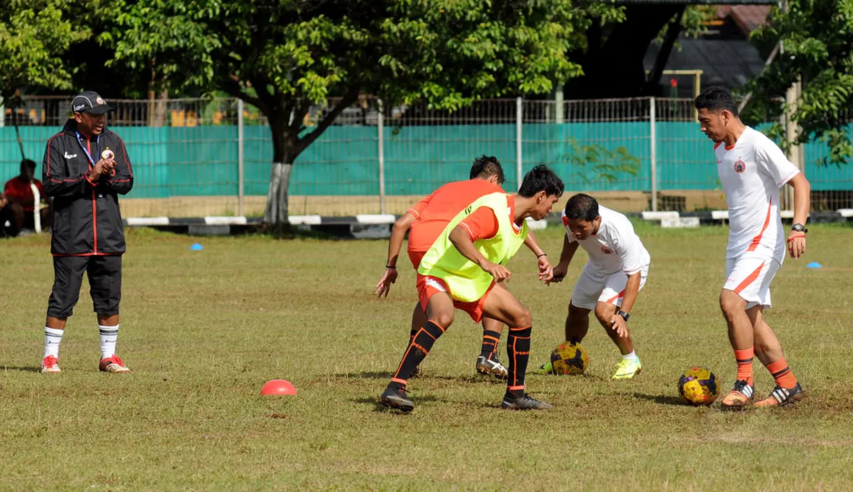 Pelatih Persija Jakarta, Rahmad Darmawan (kiri) memperhatikan anak asuhnya berlatih di lapangan Yon Zikon 13/KE, Jakarta, (23/22/2014). (Liputan6.com/Helmi Fithriansyah)