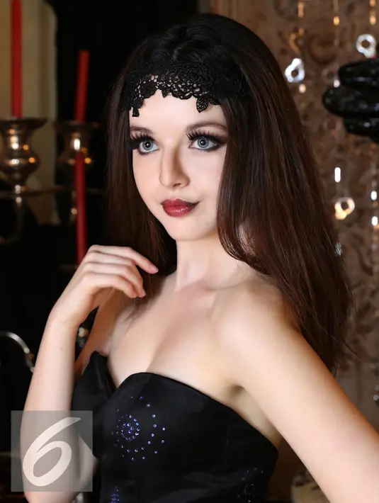 Model berpose mengunakan Makeup seperti Vampire untuk pesta Halloween saat sesi poto di Jakarta, (31/10/2015). Perayaan Helloween tak melulu harus menyeramkan, Anda tetap dapat terlihat cantik seperti model tersebut. (Liputan6.com/Yudha Gunawan)
