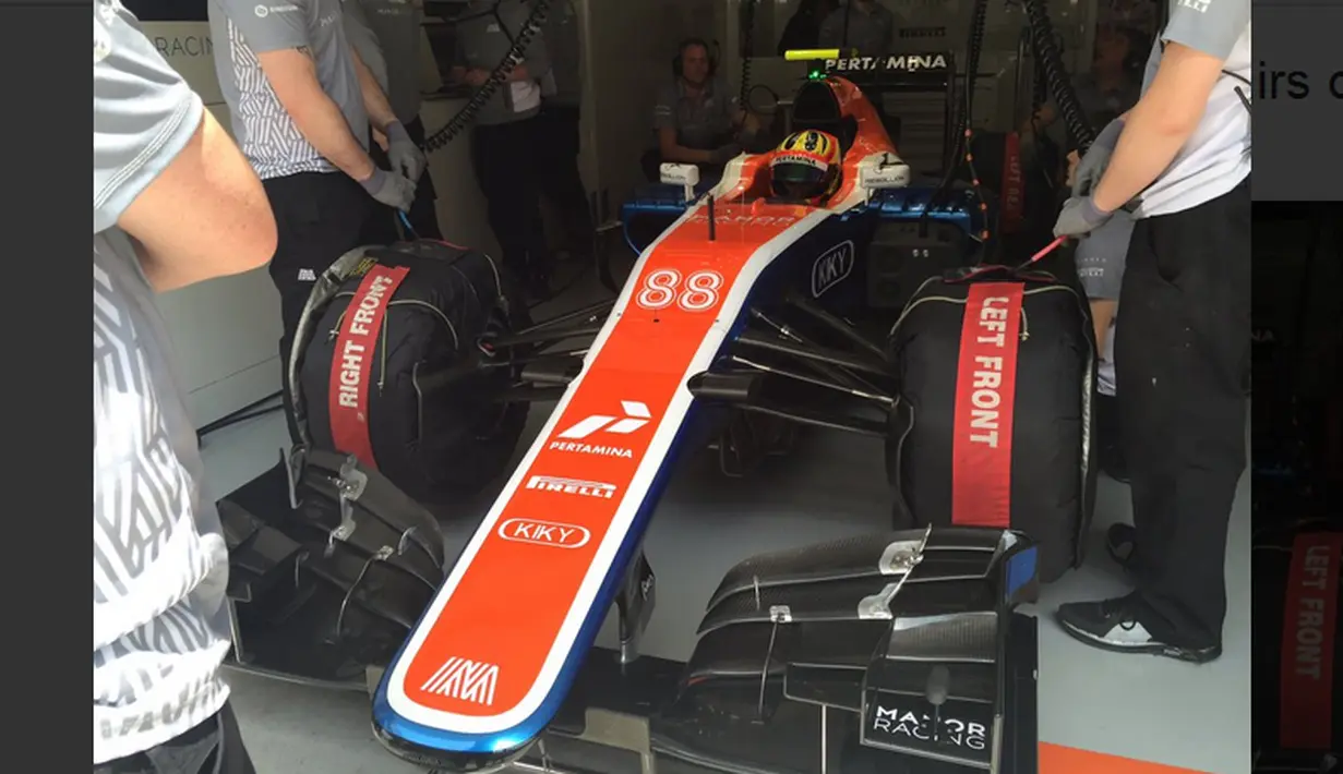 Rio Haryanto sudah bersiap di atas MRT05 untuk mengikuti latihan bebas pertama F1 GP China di Sirkuit Internasional Shanghai, China, Jumat (15/4/2016). (Bola.com/Twitter/Manorracing)