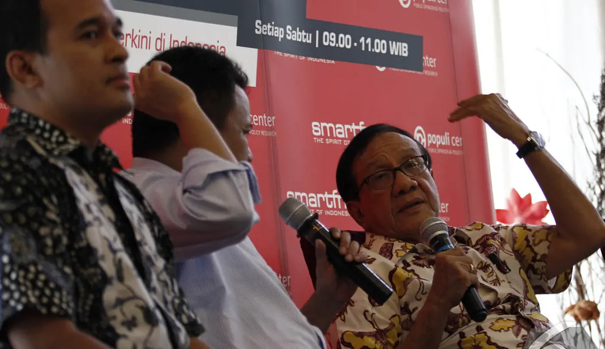 Ketua Dewan Pertimbangan Partai Golkar Akbar Tandjung (kanan) dalam diskusi bertajuk "Berebut Golkar" di Jakarta, Sabtu (15/11/2014). (Liputan6.com/Johan Tallo)‎