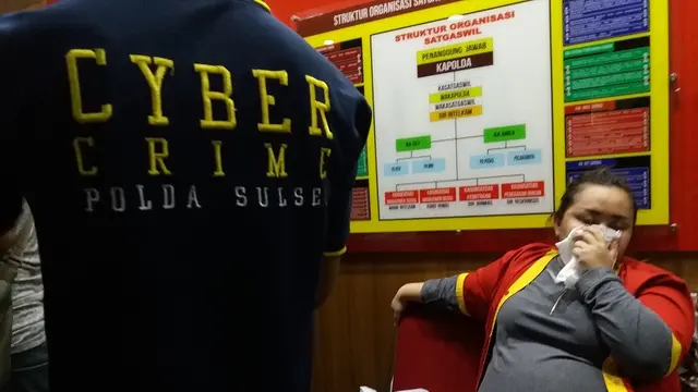 Tim Cyber Crime Polda Sulsel tersangkakan Hanny Armita dalam kasus penipuan sindikat jaringan internasional (Liputan6.com/ Eka Hakim)