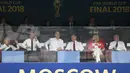 Presiden Prancis Emmanuel Macron, Presiden FIFA Gianni Infantino, Presiden Rusia Vladimir Putin, Presiden Kroasia Kolinda Grabar-Kitarovic duduk menunggu sepak bola final Piala Dunia 2018 di Stadion Luzhniki, Moskow (15/7). (AFP Photo/Christophe Simon)