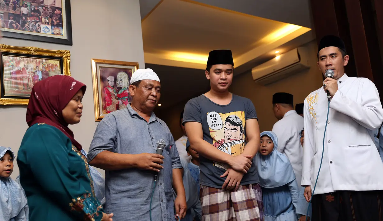 Dengan khidmat dan khusyu, semua orang mendoakan Olga Syahputra(Foto: Muhammad Akrom Sukarya)