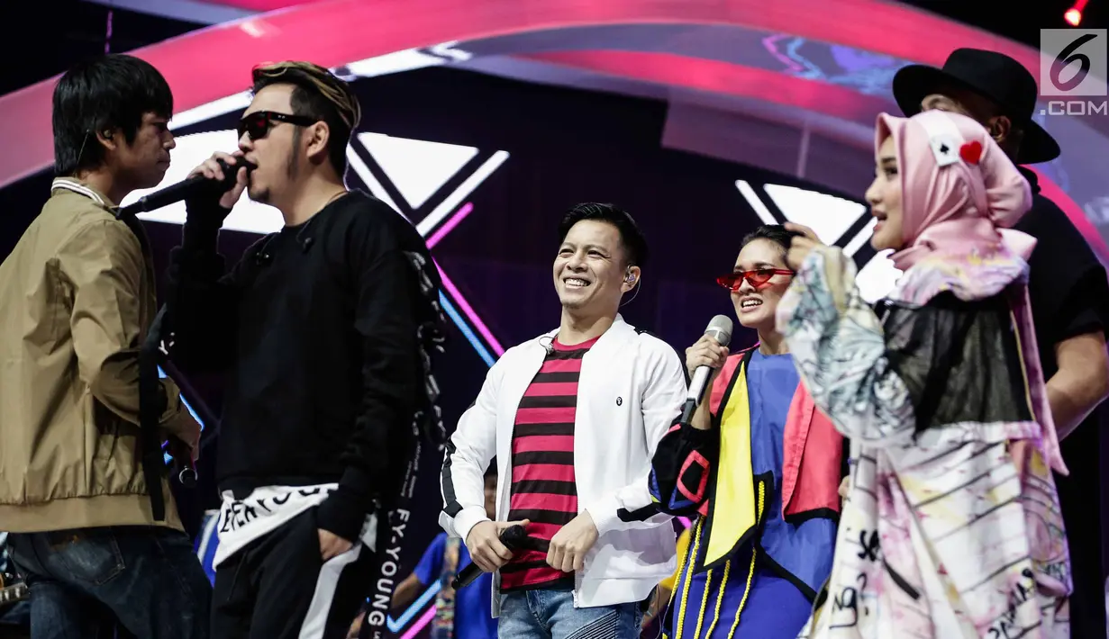 Penampilan Ariel Noah bersama penyanyi bintang lainnya saat menghibur penonton dalam Konser 100 Hari Menuju Asian Games 2018 di Studio 6 Emtek, Jakarta, Kamis (10/5). (Liputan6.com/Faizal Fanani)