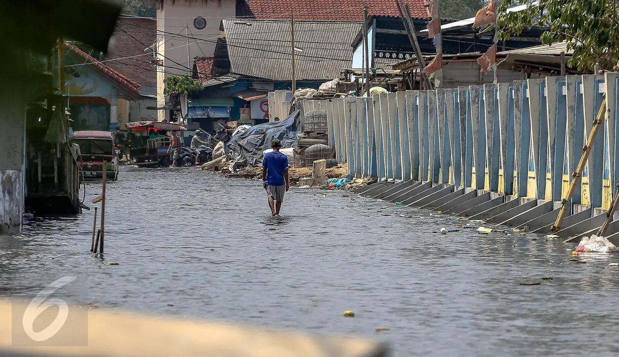 Sebanyak 447 bangunan yang terdiri dari 200 Kepala Keluarga akan direlokasi kesejumlah rusun seperti rusun muara baru pluit Jakarta Utara, Jakarta, Senin (2/1). (Liputan6.com/Faizal Fanani)