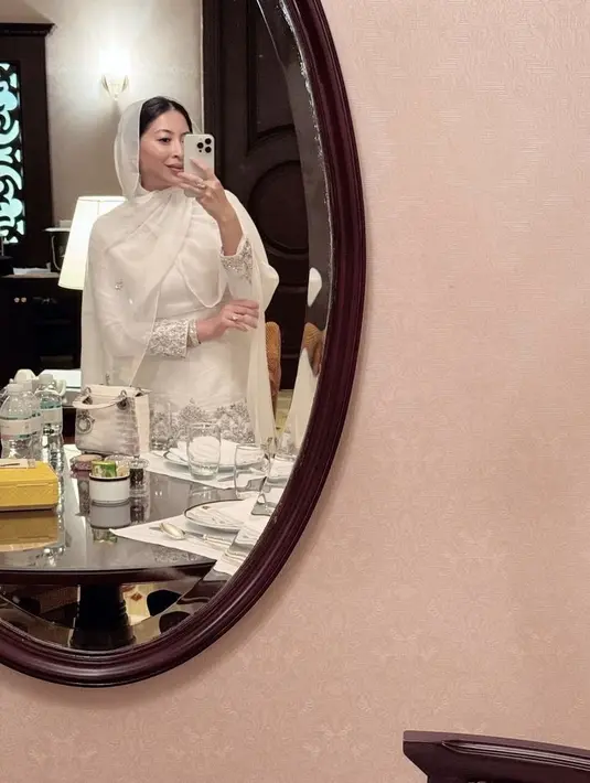 Saat acara Majelis Berbedak Diraja, ia tampil dengan baju model kurung warna putih diserasikan dengan rok panjangnya. [@janetira]