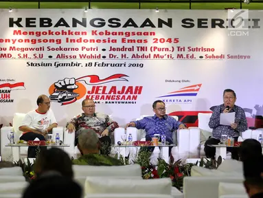 Sekretaris Jenderal Suluh Kebangsaan, Alissa Wahid, bersama Wahyu Muryadi,  Budi Santoso Tanu Wibowo, Abdul Mu'ti, dan Sudahdi Sanjaya tampil dalam Dialog Kebangsaan Seri II di Stasiun Gambir, Jakarta, Senin (18/2). (Liputan6.com/Johan Tallo)