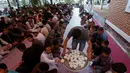 Panitia membagikan minuman untuk berbuka puasa di sebuah masjid di Kabul, Afganistan, 16 Juni 2016. Tradisi berbuka puasa bersama selama Ramadan merupakan momentum untuk mempererat tali persaudaraan. (REUTERS/Omar Sobhani)