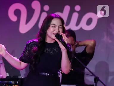 Penampilan penyanyi Bernadya saat acara Vidio Penasaran 2025 di The Dome Senayan Park, Jakarta, Kamis (6/2/2025). (Liputan6.com/Herman Zakharia)