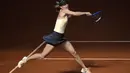 Gaya petenis Rusia, Maria Sharapova melepaskan pukulan ke arah lawannya pada ajang WTA Madrid Open di Caja Magica, Madrid, (10/5/2018). (AFP/Javier Soriano)