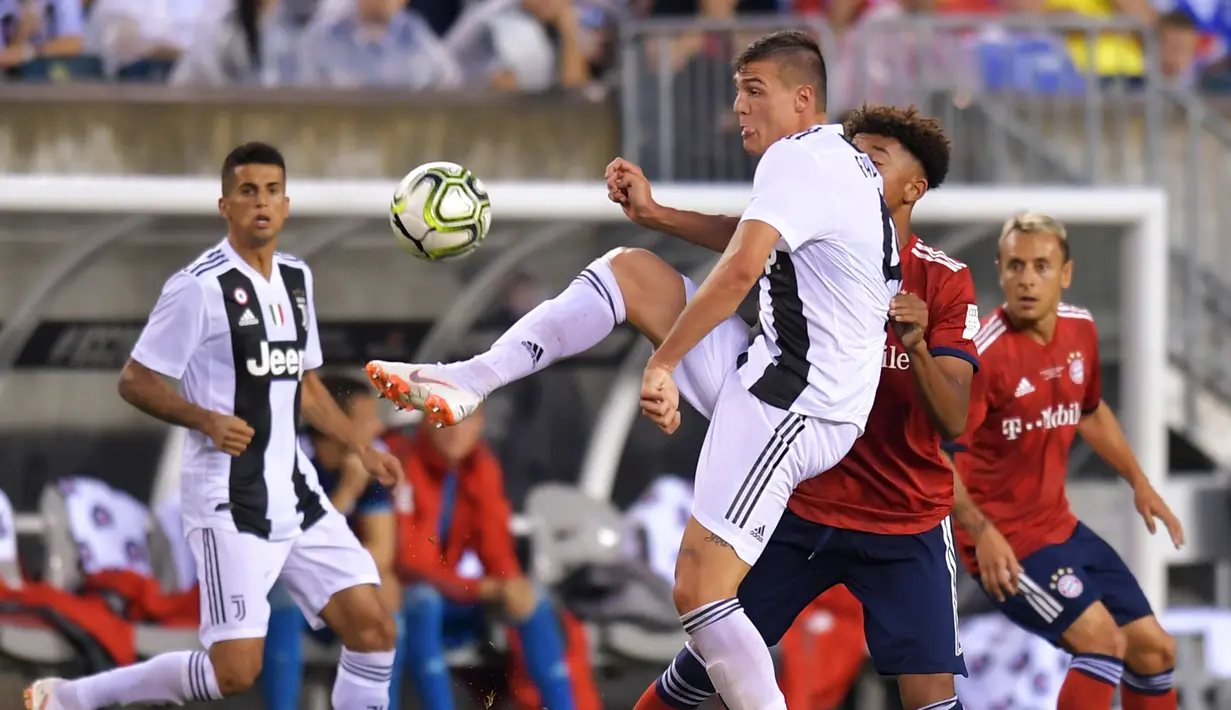 Pemain anyar Juventus, Andrea Favilli mempertahankan bola saat melawan Bayern Munchen dalam International Champions Cup (ICC) 2018 di Lincoln Financial Field, Philadelphia, Amerika Seikat, Rabu (25/7). (Drew Hallowell/Getty Images/AFP)