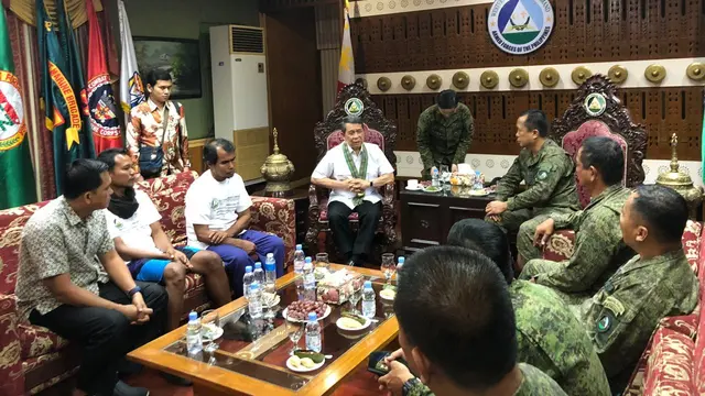Dubes RI untuk Filipina Dr Sinyo Harry Sarundajang bersama dua WNI yang menjadi korban sandera Abu Sayyaf, dan militer Filipina.