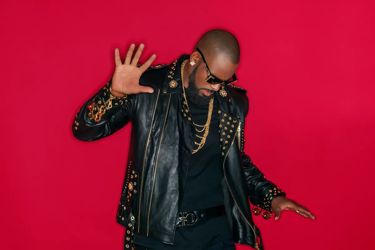 R Kelly (Sumber: www.r-kelly.com)