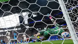 Kiper Inggris Jordan Pickford) kebobolan gol tendangan pemain Kongo Brian Cipenga selama pertandingan sepak bola babak 32 besar Piala Dunia antara Inggris dan Kongo di Atlanta, Rabu, (01/07/2026). (AP Photo/Erik S. Lesser)