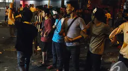 Mahasiswa berunjuk rasa menolak kenaikan BBM di kawasan Cikini, Jakarta, dengan memblokade jalan membentuk pagar manusia, Senin (17/11/2014). (Liputan6.com/Faizal Fanani)