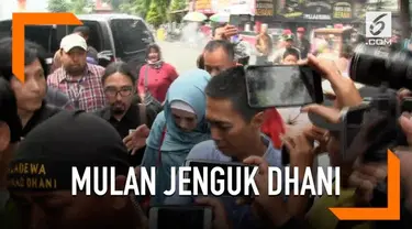 Mulan Jameela sempat kesulitan saat menjenguk suaminya, Ahmad Dhani. Mulan sebelumnya belum mengajukan izin sebelumnya.