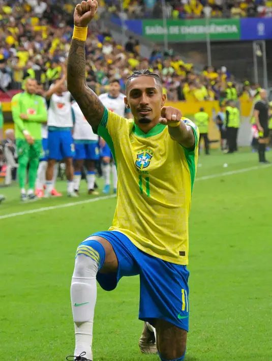 Di babak kedua, gol penalti Raphinha pada menit ke-54 menggandakan keunggulan Brasil atas Peru. (NELSON ALMEIDA/AFP)