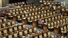 Anggota dewan di antara bangku-bangku kosong saat mengikuti rapat paripurna DPR di Kompleks MPR/DPR, Senayan, Jakarta, Selasa (23/9/2019). Rapat tersebut memiliki agenda pengambilan keputusan strategis terhadap enam RUU, di antaranya RUU Pemasyarakatan dan RUU Pesantren. (Liputan6.com/Johan Tallo)