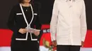 Capres nomor urut 01 Joko Widodo atau Jokowi (kanan) didampingi moderator Retno Pinasti menyanyikan lagu 'Indonesia Raya' saat pembukaan debat keempat Pilpres 2019 di Hotel Shangri-La, Jakarta, Sabtu (30/3). (Liputan6.com/JohanTallo)