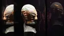 Replika patung kepala perunggu bertopeng dipajang dalam pameran khusus Reruntuhan Sanxingdui prasejarah yang digelar di Museum Universitas Shanghai, Shanghai, China timur, pada 21 November 2020. (Xinhua/Ren Long)