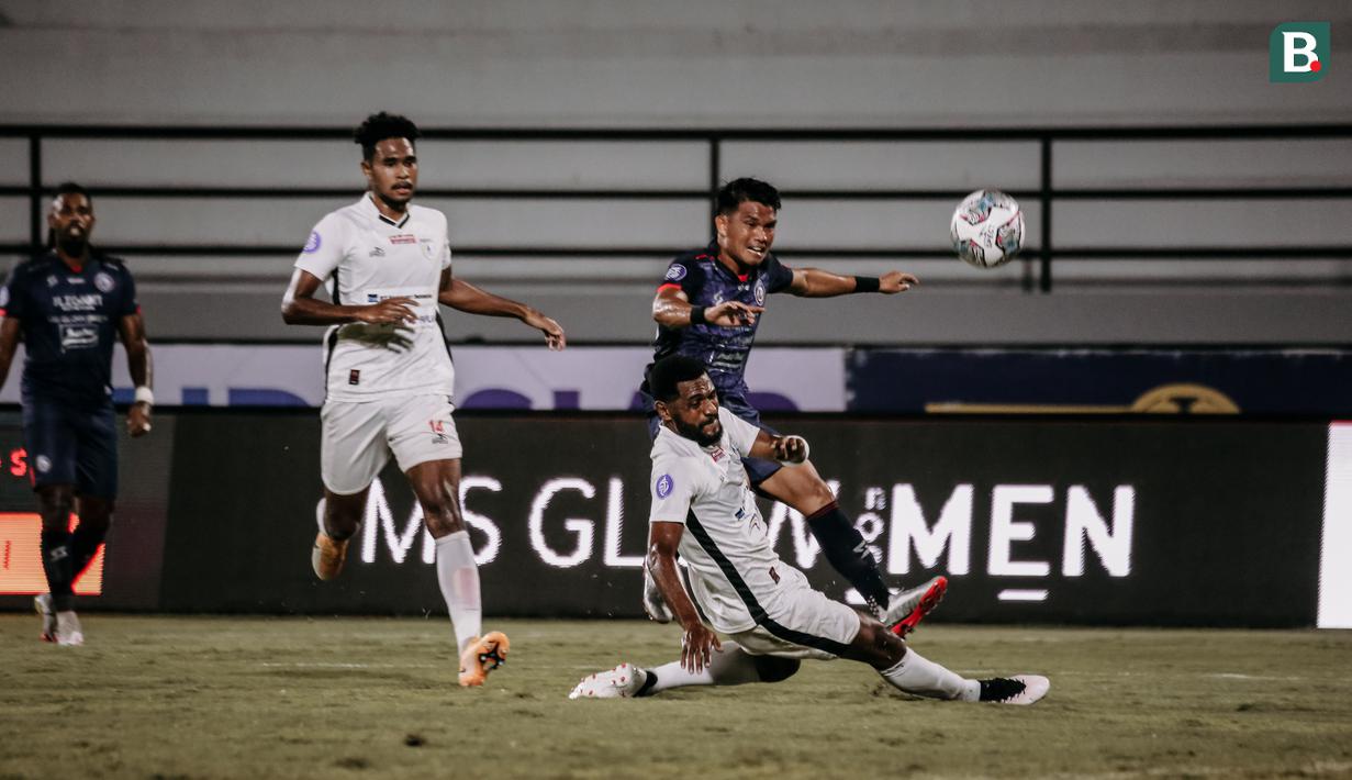 Di awal laga, dua tim saling memberi tekanan. Arema lebih banyak mendapatkan peluang dibabak pertama melalui Sandi Sute (kanan atas), namun sayang barisan pertahanan Persipura Jayapura mampu meredam serangan tersebut. (Bola.com/Maheswara Putera)