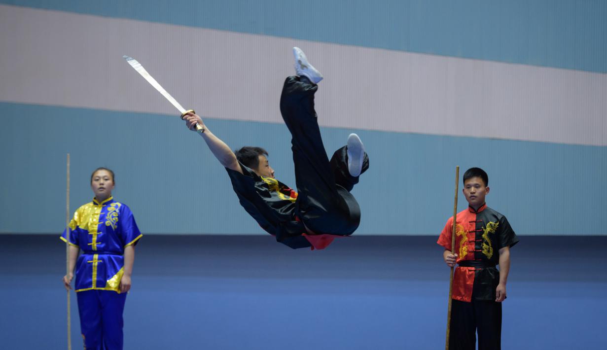 Peserta bermain pedang selama Kejuaraan Seni Bela Diri Nasional tahunan Mangyongdae di 'Taekwon-Do Hall' di Pyongyang, Korea Utara (9/11). (AFP Photo/Kim Won Jin)
