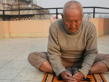 Min Bahadur Sherchan saat melakukan yoga untuk menjaga kebugaran fisiknya di Kathmandu, Nepal (11/4). Kakek 85 tahun ini bertekad kembali mendaki Gunung Everest dengan ketinggian 8.848 mdpl. (AP Photo / Niranjan Shrestha)
