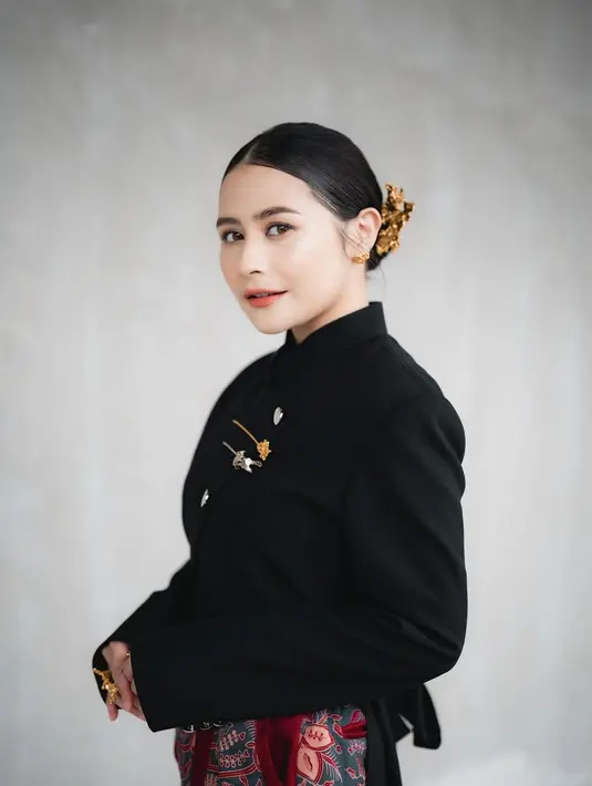 Prilly memadukan penampilannya mengenakan celana batik bernuansa merah. [Foto: Instagram/prillylatuconsina96]