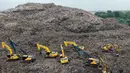 Diketahui, Zona 4 TPST Bantargebang merupakan area dengan tumpukan sampah dengan ketinggian puluhan meter yang setara dengan tinggi gedung 17 lantai). Tampak foto udara menunjukkan tim penyelamat menggunakan alat berat untuk mencari korban longsor di Tempat Pembuangan Sampah Terpadu (TPST) Bantargebang, Bekasi, Jawa Barat, pada 9 Maret 2026. (BAY ISMOYO/AFP)