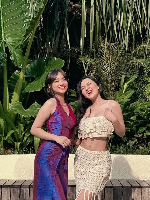 Fuji An Kenakan One Set Backless Shimmer. [@fuji_an]