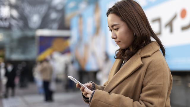 wanita agustus ponsel di kota