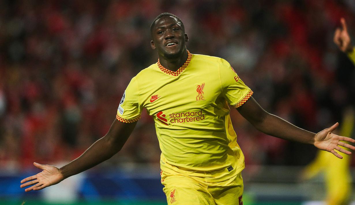 Selebrasi bek Liverpool, Ibrahima Konate setelah mencetak gol ke gawang Benfica pada laga leg pertama perempatfinal Liga Champions 2021/2022 di Luz Stadium, Lisbon (5/4/2022). Ibrahima Konate didatangkan Liverpool dari RB Leipzig pada awal musim 2021/2022 dengan nilai transfer 40 juta euro. Masih menyisakan kontrak hingga 30 Juni 2026, hingga kini ia telah tampil dalam 53 laga di semua ajang dengan torehan 3 gol dan 1 assist. (AFP/Carlos Costa)