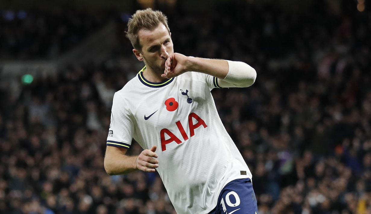Harry Kane menyusul di posisi kedua sebagai pencetak gol terbanyak sementara di Liga Inggris 2022/2023. Penyerang 29 tahun ini masih sangat diandalkan oleh Tottenham Hotspur. Kane tercatat telah melesatkan 12 gol dan 1 assist dalam 15 laga. (AFP/Ian Kington)