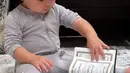 Nikita Willy belajar mengaji ditemani Baby Izz. [Foto: Instagram/nikitawillyofficial94]