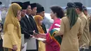 Menteri Kesehatan Nila F Moeloek memberikan penghargaan ke sejumlah pegawai Kementerian Kesehatan yang berprestasi saat Upacara Peringatan Hari Kesehatan Nasional ke-50, Jakarta, Rabu (12/11/14) (Liputan6.com/Herman Zakharia)