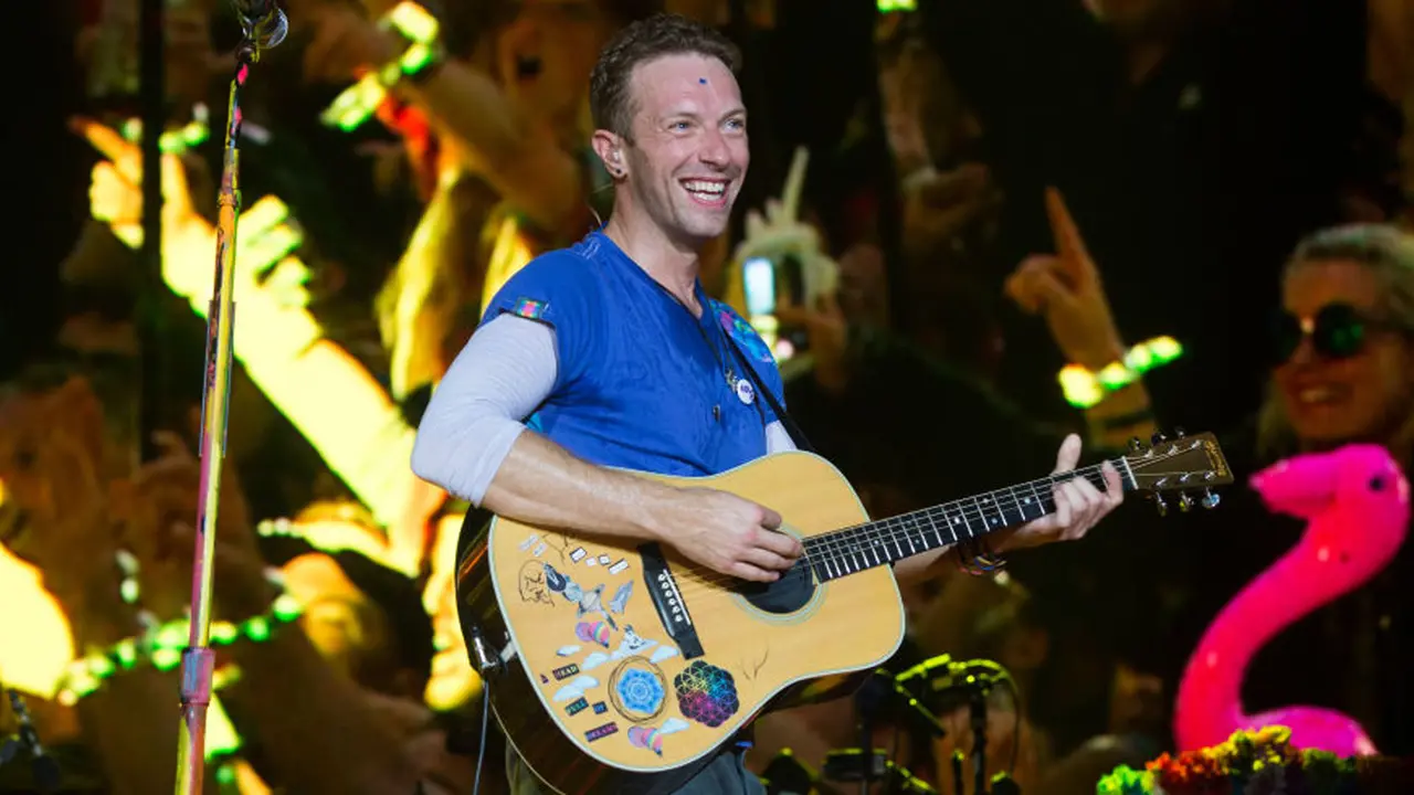 [Bintang] Coldplay Beri Tribute untuk Muhammad Ali di Glastonbury Festival